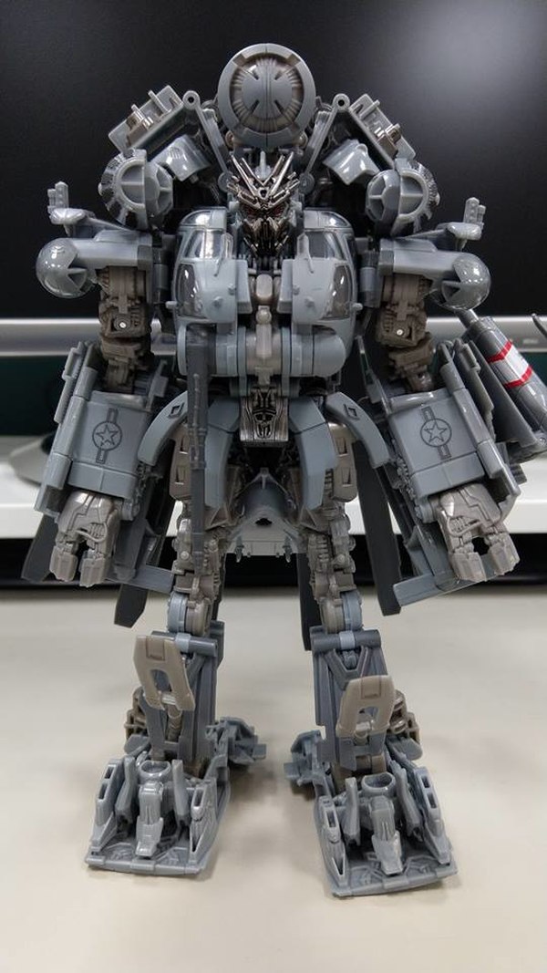 Studio Series Leader Class Blackout   In Hand Images Of Impressive New Mold Of 2007 Transformers Movie Character  (23 of 29)